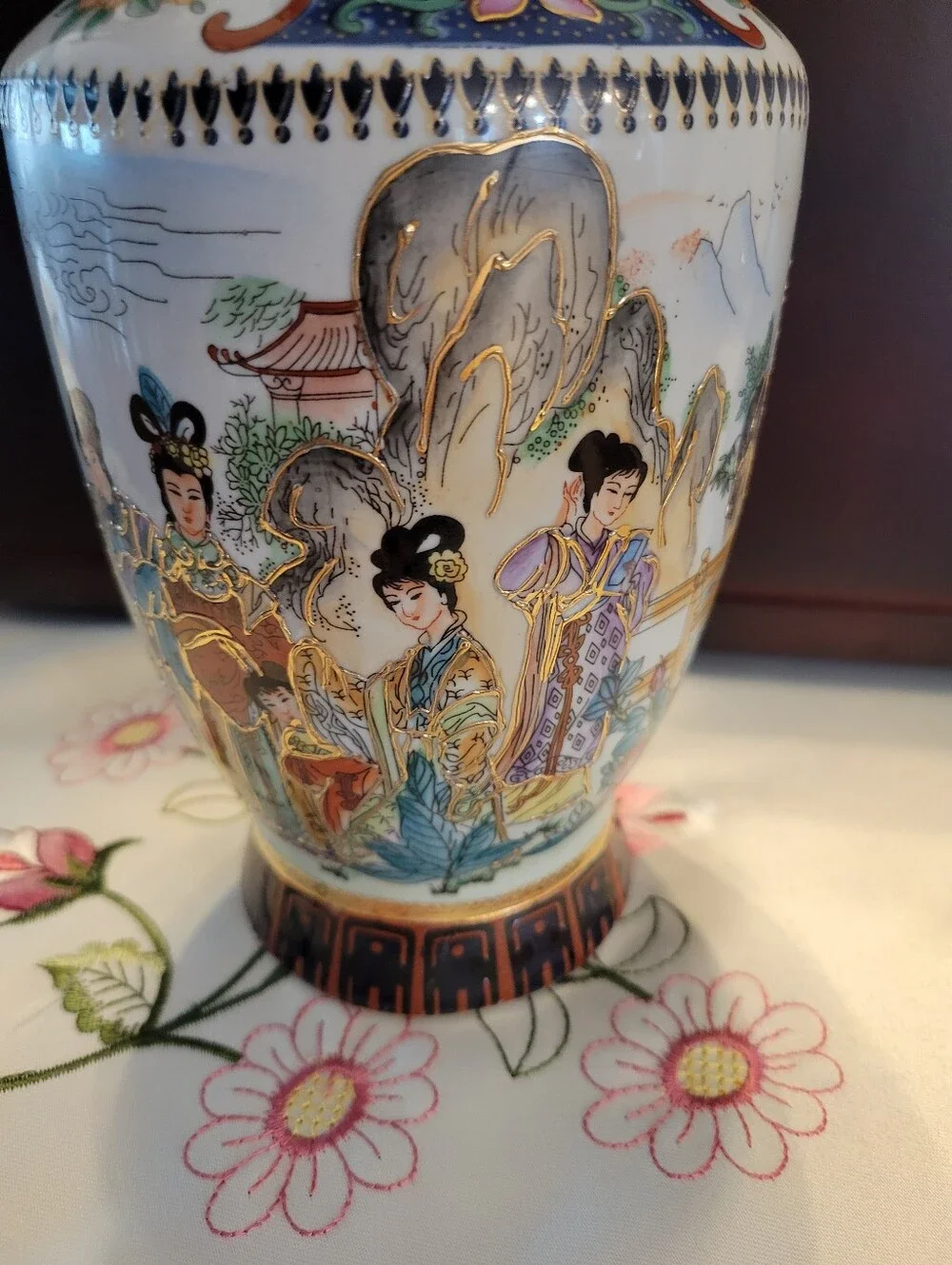 Vintage Chinese Satsuma Gilded Moriage Geisha Mantel Vase 10.1/2